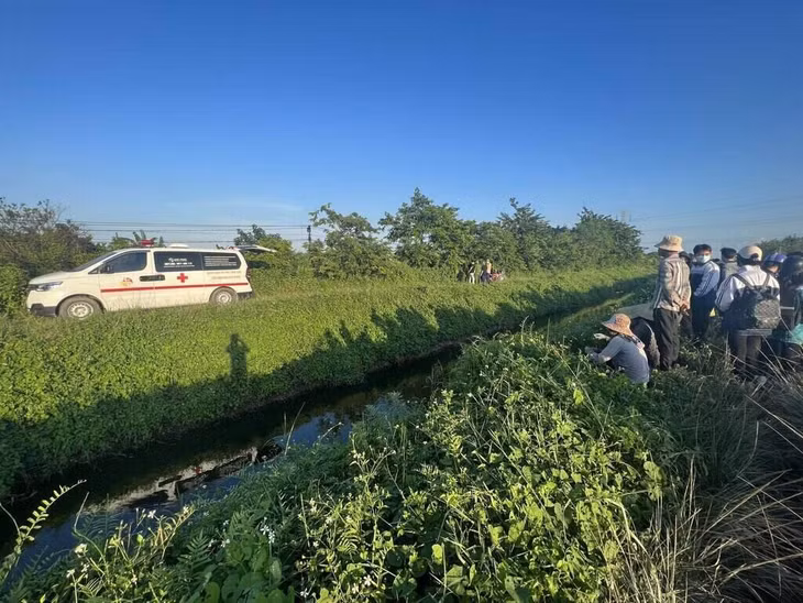 Mương nước thuộc khu vực cánh đồng ở xã Mễ Sở, huyện Văn Giang, tỉnh Hưng Yên, nơi phát hiện thi thể bé gái. Ảnh: Nguyễn Hải