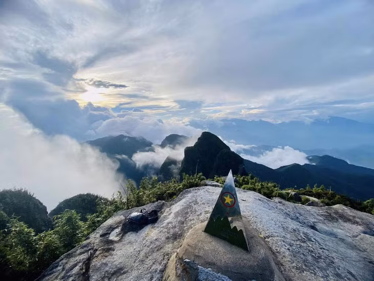 Nhắc đến Sa Pa là nhắc đến đỉnh Fansipan, nhưng Sa Pa còn một ngọn núi khác, cao gần 3.000m so với mực nước biển, đó là đỉnh Ngũ Chỉ Sơn – được mệnh danh là “bàn tay của thiên nhiên”. Ảnh: Thu Hương