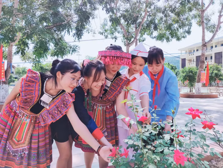 Trong nắng Thu dịu dàng, học sinh Trường PTDT Nội trú Ba Chẽ với những trang phục truyền thống của dân tộc mình tranh thủ lưu lại khoảnh khắc đẹp bên những bông hoa rực rỡ trong khuôn viên trường.