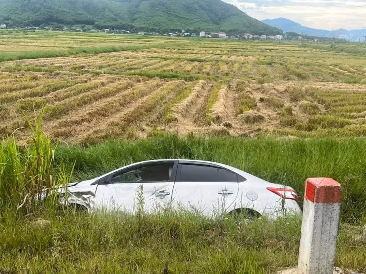 Sau cú tông với xe mô tô, xe ô tô mất lái lao xuống ruộng