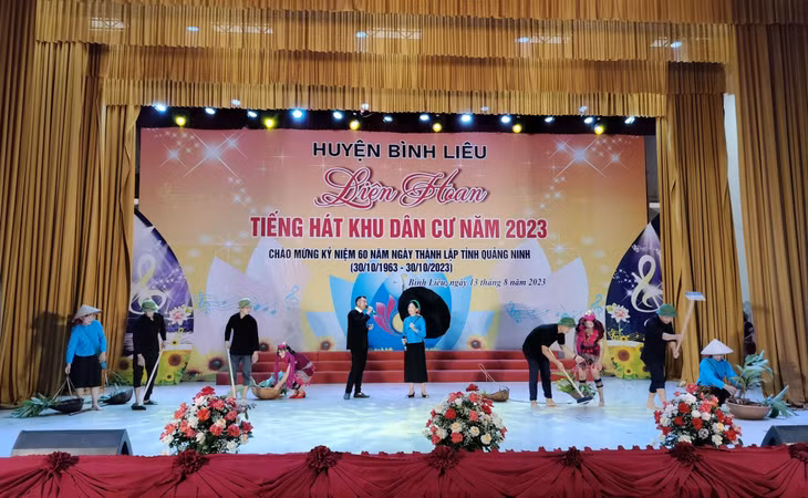 Tiết mục hát soóng cọ của đội thi xã Húc Động tham gia Liên hoan Tiếng hát khu dân cư huyện Bình Liêu.