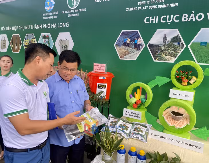 Người dân hào hứng tìm hiểu và mua sản phẩm phân bón được ủ từ rác thải hữu cơ thải bỏ.