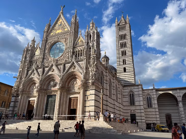 Toàn cảnh nhà thờ chính tòa Siena