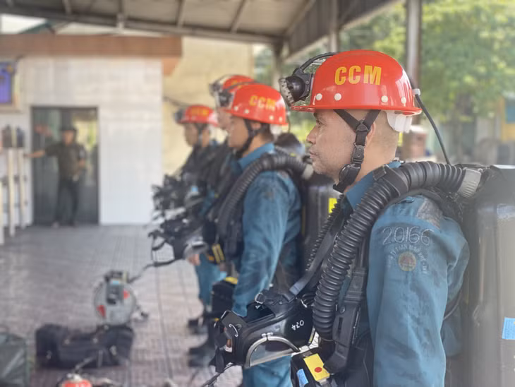 Đội viên đội cấp cứu mỏ Công ty Than Mạo Khê được lựa chọn, sát hạch kỹ năng định kỳ.