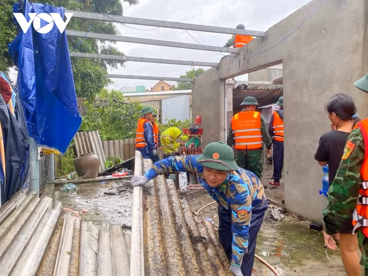 Các địa phương tỉnh Thừa Thiên Huế huy động lực lượng lợp lại nhà dân bị tốc mái.