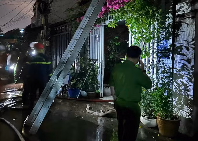 1 người chết trong căn nhà 3 tầng lúc rạng sáng - Ảnh 3.