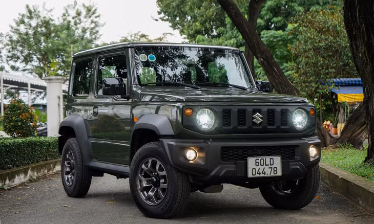 Suzuki Việt Nam xác nhận việc bán Jimny vào cuối 2023. Mẫu xe được nhập khẩu trực tiếp từ Nhật Bản và sẽ chỉ phân phối một phiên bản với cấu hình 3 cửa, số tự động, dẫn động 2 cầu.