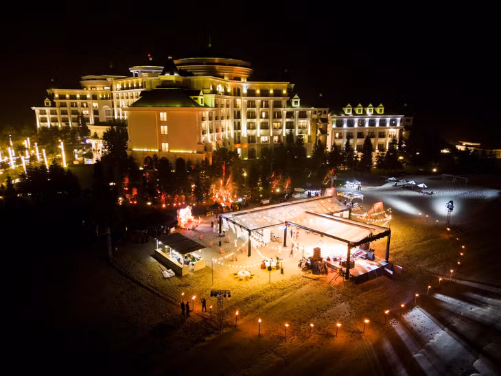 Vinpearl Resort &amp; Spa Ha Long là nơi được nhiều cặp đôi Ấn Độ lựa chọn tổ chức đám cưới. Ảnh: Vinpearl