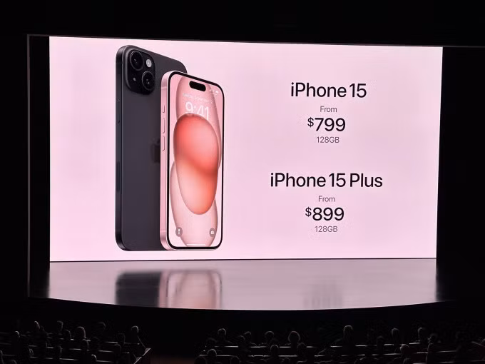 Bộ đôi iPhone 15 và iPhone 15 Plus trên sâu khấu Apple. Ảnh: Tuấn Hưng