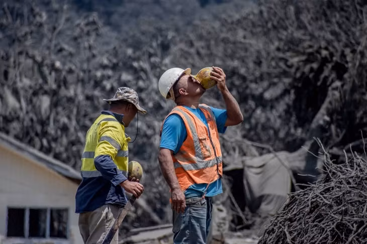 Nhân viên cứu hộ sau vụ phun trào núi lửa và sóng thần ở Nomuka, Tonga, vào tháng1/2022. Ảnh: Reuters