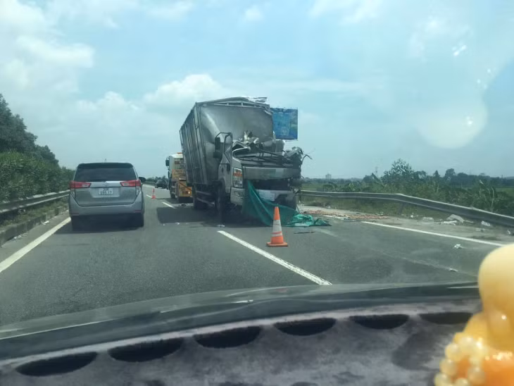 Hiện trường vụ tai nạn giao thông khiến một người tử vong trên cao tốc Nội Bài - Lào Cai.