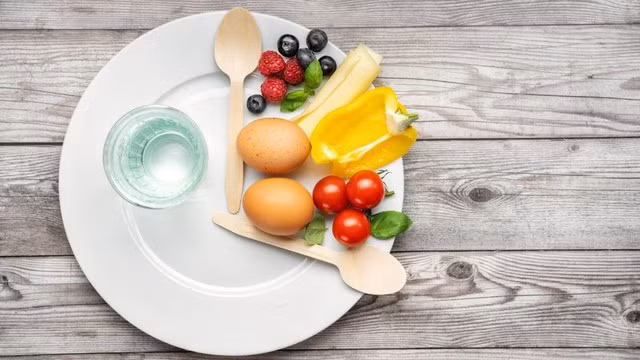 Nhịn ăn gián đoạn là một trong những phương pháp giảm cân bằng cách nhịn ăn được nhiều người ưa chuộng.