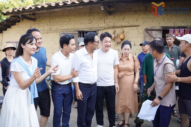 Không khí hồ hởi của đoàn làm phim.