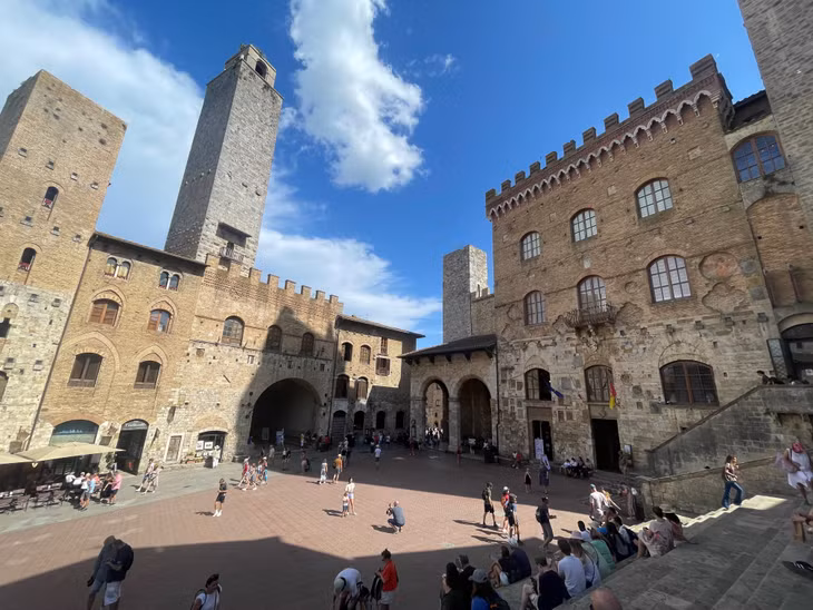 Một quảng trường ở thị trấn San Gimignano