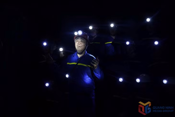 Nghệ sĩ Nhân dân Quang Thọ trong một cảnh quay MV ca khúc "Tôi là người thợ mỏ" dưới đường lò mỏ Vàng Danh. Ảnh: Phạm Cường