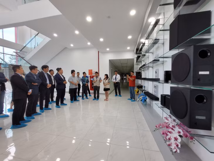 Đoàn khảo sát, nghe giới thiệu các sản phẩm tại nhà máy Bumjin tại KCN Đông Mai.