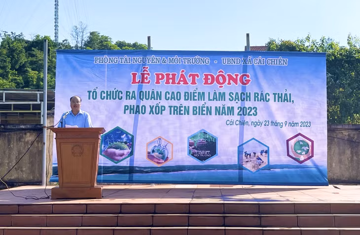 Lãnh đạo xã Cái chiên phát động ra quân làm sạch rác thải, phao xốp trên biển.