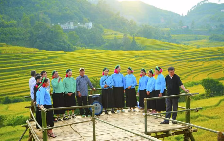 Người dân giao lưu hát Soóng cọ bên ruộng bậc thang giữa xã Đại Dực (Tiên Yên) và xã Húc Động (Bình Liêu) tại Lễ hội Văn hóa, thể thao dân tộc Sán Chỉ - Mùa vàng Soóng cọ năm 2022. Ảnh: Trần Hoàn (CTV)