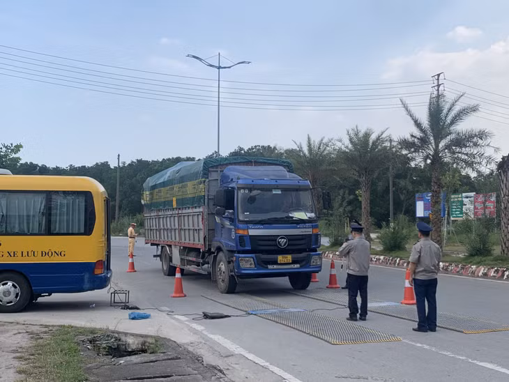 Trạm kiểm soát tải trọng xe lưu động, Sở GTVT kiểm tra tải trọng xe trên Quốc lộ 279 đoạn đi qua địa bàn TP Hạ Long.
