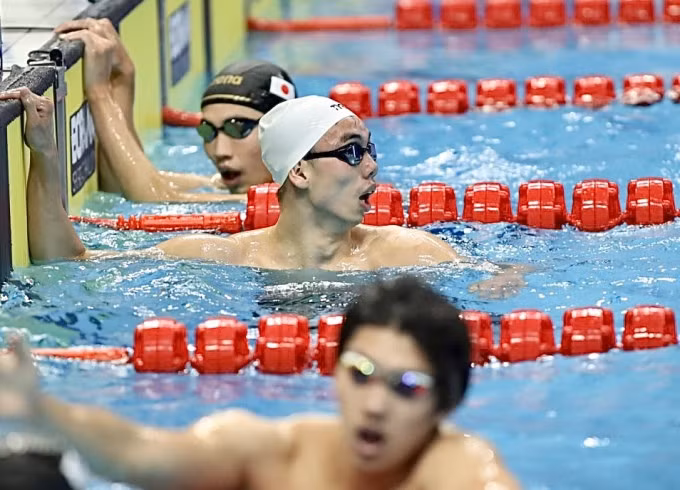 Huy Hoàng tuột HC đồng Asiad 19 vào tay Shogo Takeda (mũ đen) ở 50 m cuối.