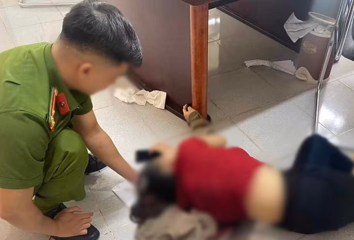 Chị L. bị chồng đâm bị thương ngay tại tòa phải nhập viện cấp cứu - Ảnh: H.A.