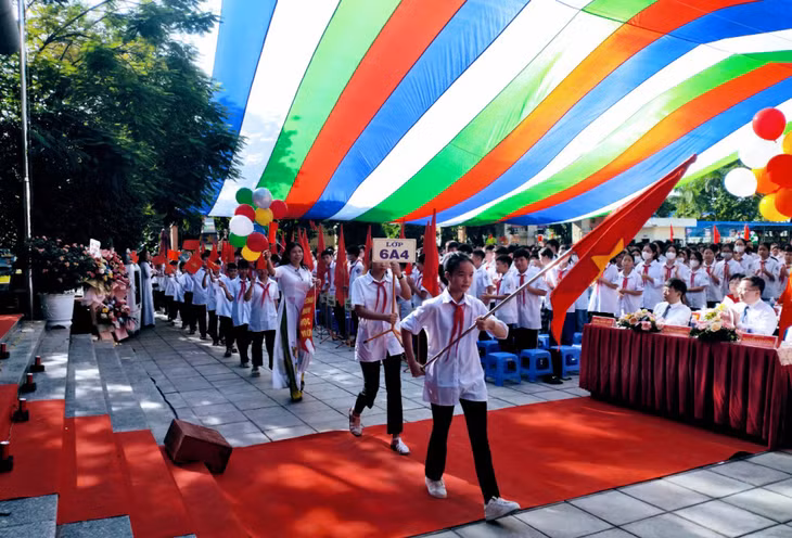 Các bạn học sinh lớp 6 THCS đã trưởng thành hơn, tự tin nhập trường trong lễ khai giảng năm học mới.