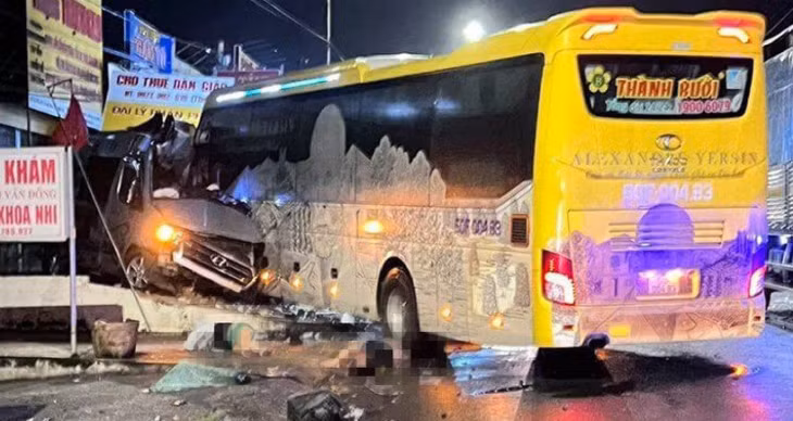 Xe khách Thành Bưởi leo lên lề trái sau vụ tai nạn.