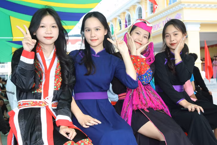 Các nữ sinh Trường THPT Bình Liêu cũng hân hoan trong ngày tựu trường.