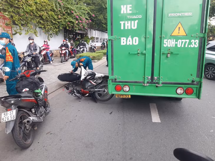 Nhiều xe máy bị ô tô húc văng. Ảnh: B. Thiện.