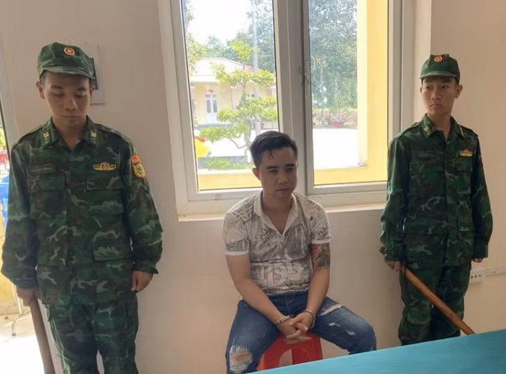 Đối tượng Linh bị bắt quả tang.