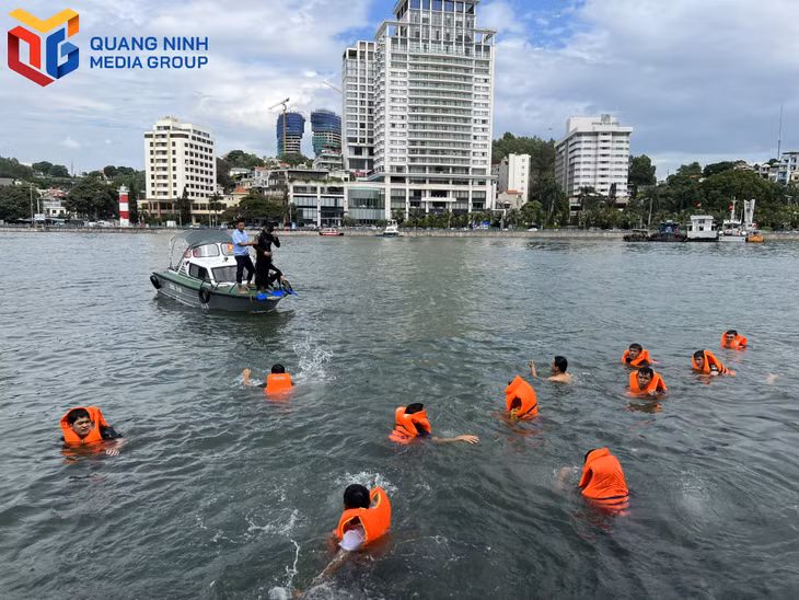 ...những người bị rơi xuống biển chờ được cứu.