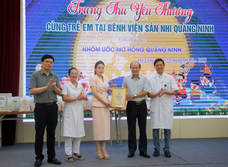 Hội Bảo trợ Người khuyết tật và Trẻ mồ côi tỉnh trao ghi nhận Tấm lòng vàng cho đại diện nhóm thiện nguyện Ước Mơ Hồng Quảng Ninh và các nhà hảo tâm.