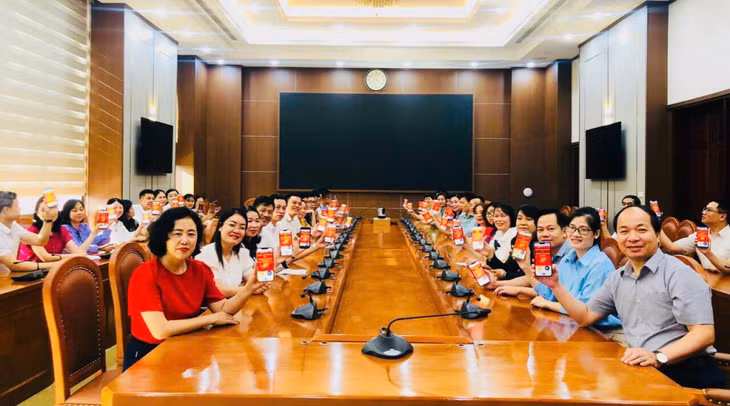Với trên 19.000 lượt tham gia, TP Hạ Long đang là địa phương dẫn đầu về số lượt tham gia dự thi đợt 3. Trong ảnh: Cán bộ, đảng viên cơ quan Thành ủy Hạ Long tích cực tham gia Cuộc thi.