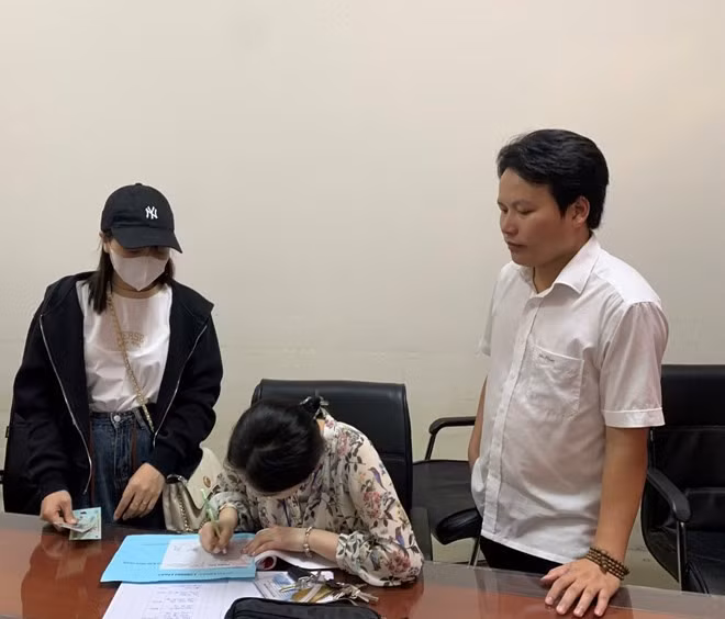 Người dân đến ủng hộ thông qua Ủy ban MTTQ Việt Nam phường Khương Đình. Ảnh: UBND quận Thanh Xuân