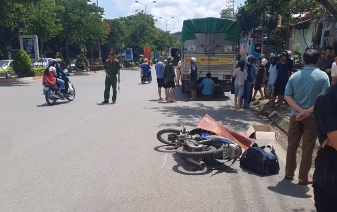 Hiện trường vụ tai nạn giao thông khiến 1 người phụ nữ tử vong. Ảnh: Minh Nguyễn