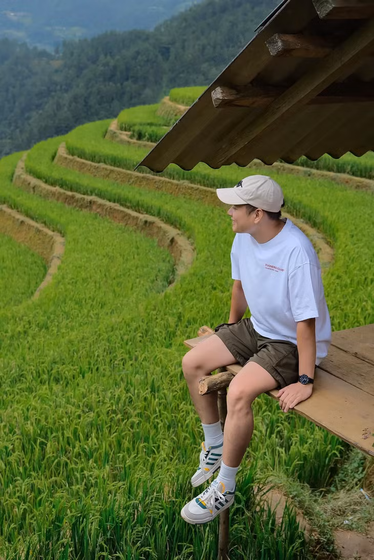 Xuất phát từ 23h30 đêm hôm trước và tới Mù Cang Chải vào 7h30 sáng hôm sau, bước xuống xe, Việt Long tranh thủ hít thở bầu không khí trong lành ở đây.