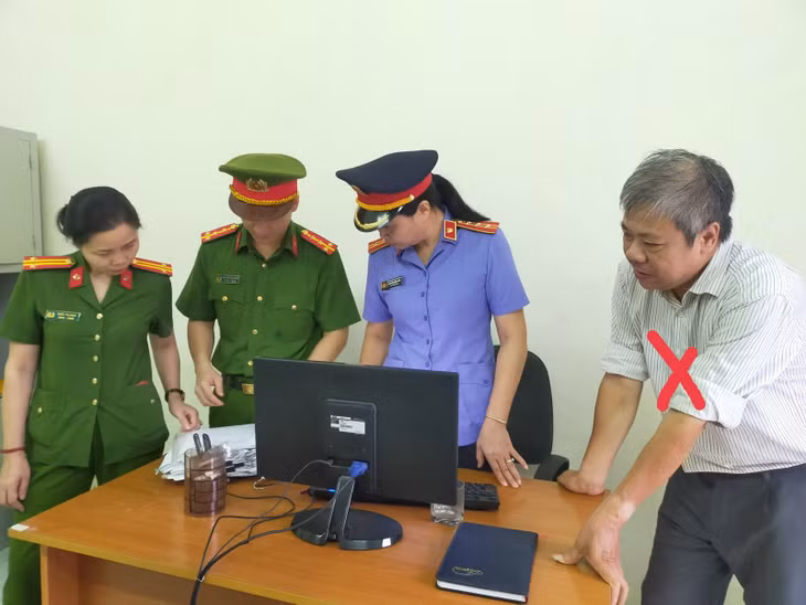 Cơ quan cảnh sát điều tra thi hành Lệnh khám xét nơi làm việc của bị can Nguyễn Giang Quân (người đánh dấu X).