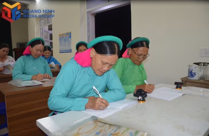 Học viên lớp học xóa mù chữ tại Nhà văn hóa thôn Ngàn Vàng Giữa (xã Đồng Tâm, huyện Bình Liêu
