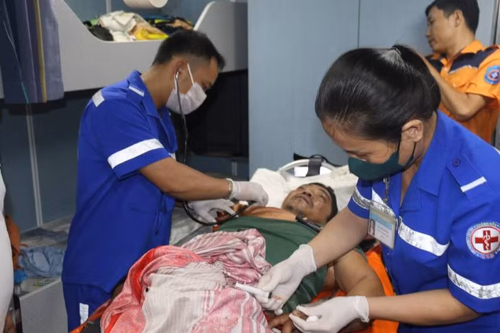 Ngay khi ngư dân bị nạn về bờ, các y bác sĩ có mặt kịp thời thực hiện các biện pháp cấp cứu . Ảnh: Phương Linh