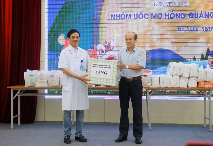 Đại diện lãnh đạo Hội Bảo trợ Người khuyết tật và Trẻ mồ côi tỉnh trao quà của Hội cho các bệnh nhi đang điều trị tại Bệnh viện Sản – Nhi Quảng Ninh.