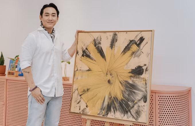 Hứa Vĩ Văn tại ngày đầu mở cửa triển lãm. Ảnh: Kong Bui