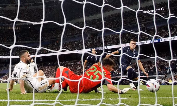 Barrenetxea (phải) trong pha dứt điểm mở tỷ số trận đấu trên sân Bernabeu ngày 17/9. Ảnh: AS