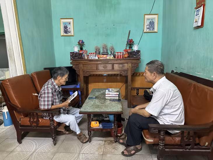 Nhà văn Trần Tâm (bên phải) chia sẻ về tập truyện ngắn "Bời bời bão dựng" với bạn bè.