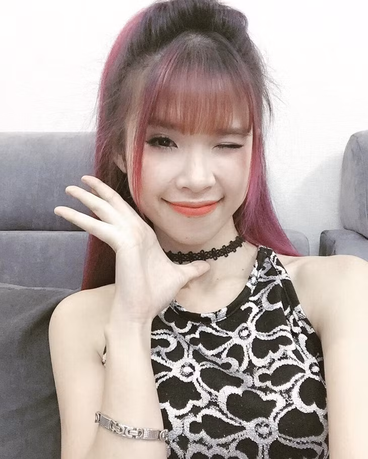 Khởi My sinh năm 1990, nổi tiếng với khán giả thế hệ 9X. Cô từng đoạt giải quán quân Tiếng ca học đường 2007 và quán quân Gương mặt thân quen 2013. Giai đoạn hoạt động nghệ thuật sôi nổi, cô có nhiều bản hit để đời, được công chúng yêu thích như Vì sao, Gửi cho anh, Người yêu cũ, Góc nhỏ trong tim, Cố quên… Bên cạnh vai trò ca sĩ, Khởi My đảm nhận vai trò MC.