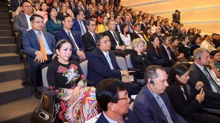 Các đại biểu, khách mời tham dự buổi lễ.