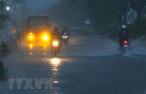 Ca nuoc co mua rao va dong tap trung vao chieu toi va dem hinh anh 1