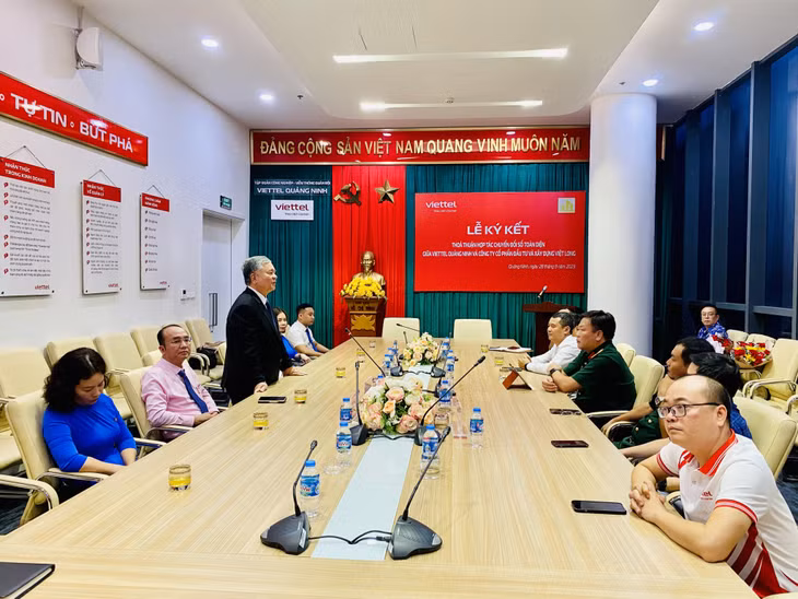 Đại diện lãnh đạo Công ty CP Đầu tư và Xây dựng Việt Long cho biết sẽ ứng dụng toàn diện các giải pháp viễn thông và CNTT vào hoạt động sản xuất của đơn vị.