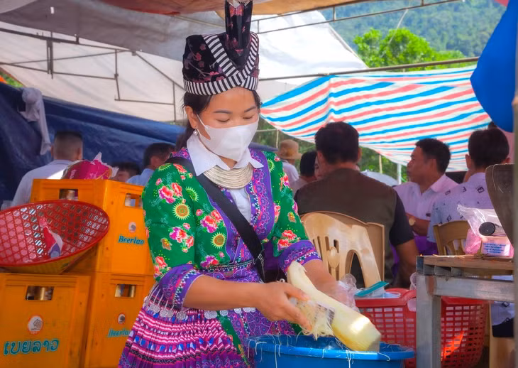 Những cô gái Mông chế biến món ăn ngay tại quầy thực phẩm trong chợ để phục vụ du khách.