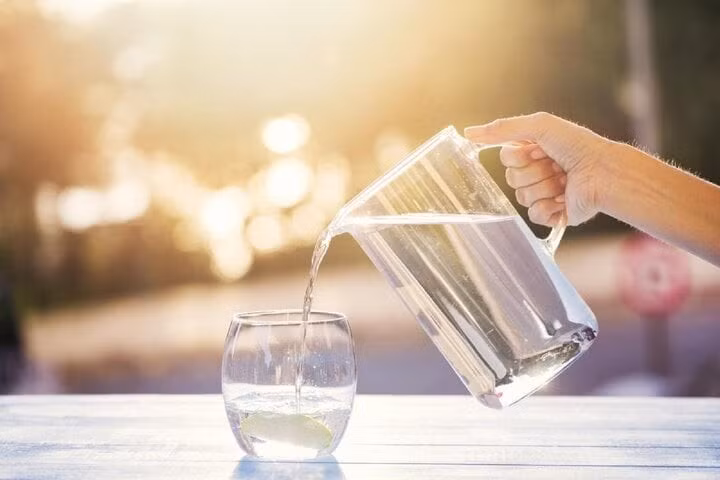Nước đun sôi để nguội có thể bị thiu nếu không bảo quản đúng cách. (Ảnh: Medicalnewstoday)