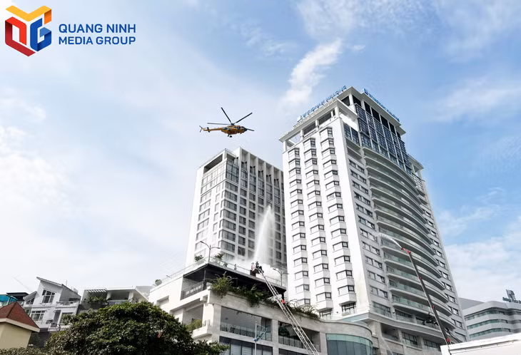 Trực thăng của Trung đoàn Không quân 916, Sư đoàn Không quân 371 huy động đến hiện trường tổ chức cứu hộ, tìm kiếm phần mái của 2 tòa nhà đang cháy.